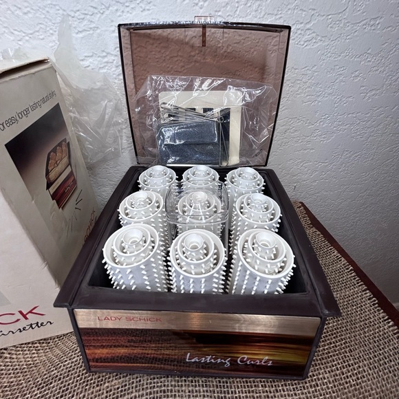 Vintage 1977 Lady Schick Lasting Curls Hairsetter/ Hot Rollers Hair Curler NEW - Picture 2 of 8
